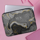 Eleganter grauer Marmor Imitat Gold Glitzer Laptopschutzhülle<br><div class="desc">Hübsche schicke und elegante mädchenhafte Imitate Glitzer Marmorkunst in verschiedenen Schattierungen von grau und gold Laptop-Ärmel. Fügen Sie Ihrem Büro, Ihrem Schreibtisch oder Ihrem persönlichen Raum einen stilvollen individuelle Name und eine monografische Laptop-Hülle hinzu. Das perfekte Accessoire für ein modernes Mädchen oder eine modische Frau. Schönes, modernes und cooles Design,...</div>