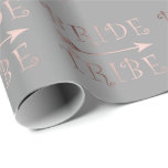 eleganter Imitat-Rosengoldbraut-Stammentwurf Geschenkpapier<br><div class="desc">Trendy und stilvoller Entwurf,  der Imitat-Rosengold"Braut-Stamm" Text und einen Pfeil darstellt. Sie können das Produkt besonders anfertigen,  indem Sie die Hintergrundfarbe wählen.</div>