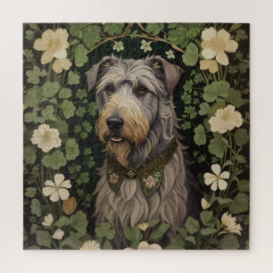 Eleganter Irish Wolfhound mit Kleeblättern