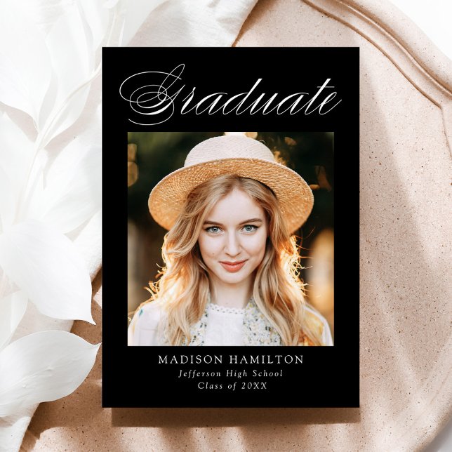 Eleganter Kalligrafie Black Foto Abschluss Ankündigung (Von Creator hochgeladen)