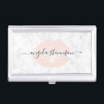 Eleganter Kicherblütler Rosa Lippen Marmor Makeup  Visitenkarten Dose<br><div class="desc">Hübsches Design mit rot-rosa Lippen,  weißer Marmorstruktur und elegantem Kalligraphie-Schriftart.</div>
