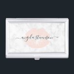 Eleganter Kicherblütler Rosa Lippen Marmor Makeup  Visitenkarten Dose<br><div class="desc">Hübsches Design mit rot-rosa Lippen,  weißer Marmorstruktur und elegantem Kalligraphie-Schriftart.</div>
