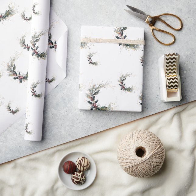 Eleganter Kiefer und Holly Kranz mit Goldakzenten Geschenkpapier (Kunsthandwerk)