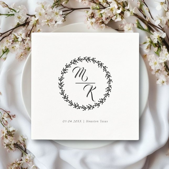 Eleganter, klassischer Kranz in Monogramm Serviette (Personalized, elegant, classic white wedding napkin, simple wreath, with your monograms & text.)