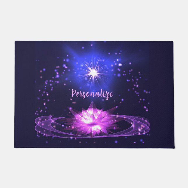Eleganter kosmischer Zen Lila Crystal Lotus Blume Fußmatte (Vorderseite)
