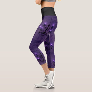 Eleganter Kronleuchter leuchtet lila und schwarz g Capri Leggings