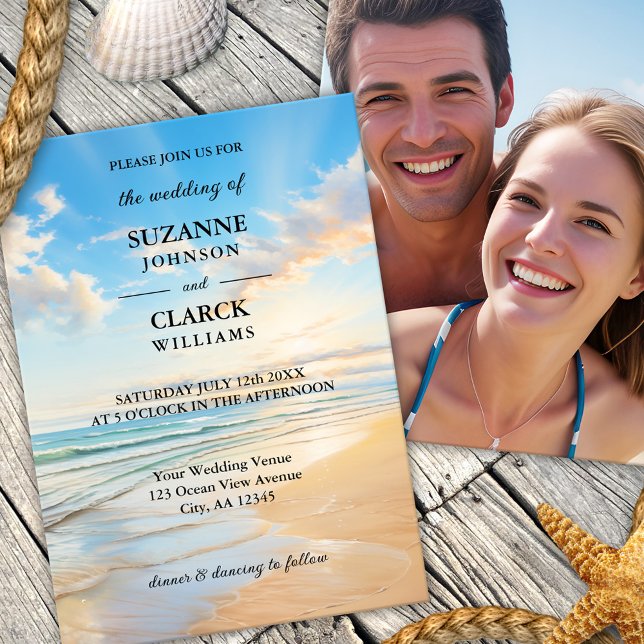 Eleganter Küstenstrand Einladung (A coastal photo wedding invitation featuring a watercolor painting of a beach on a sunny day)