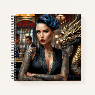 Eleganter Lady Boss mit Tattoo und Dragon Notizbuch