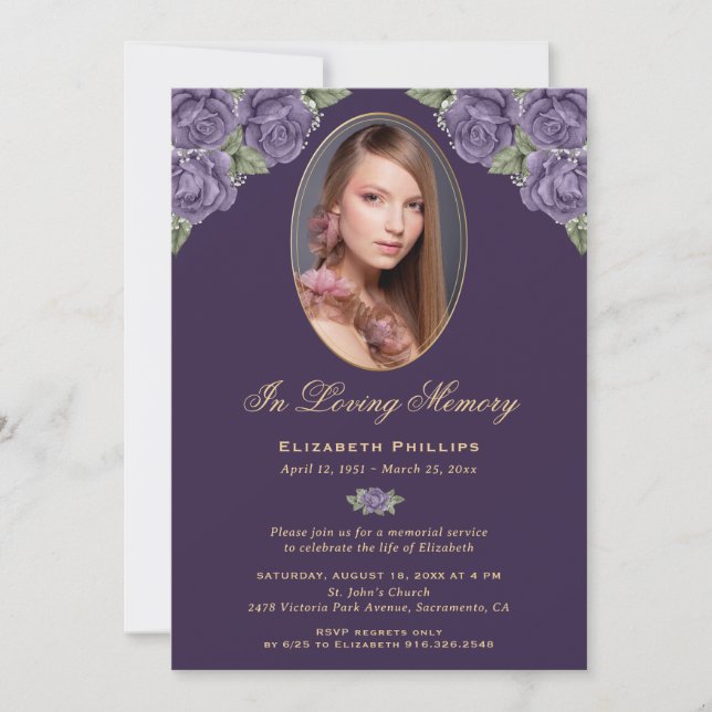 Eleganter Lila Gold Floral Foto Memorial Service Einladung (Vorderseite)