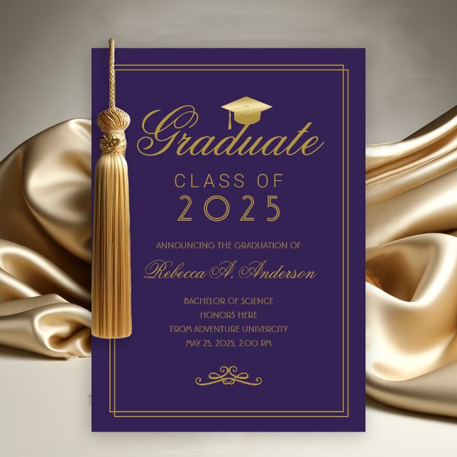 Eleganter Lila Gold Grad Cap Uni-Abschluss Ankündigung (Purple and Gold College Graduation Announcement)