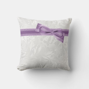Eleganter lila Imitat-Bogen u. Band u. Damast Kissen