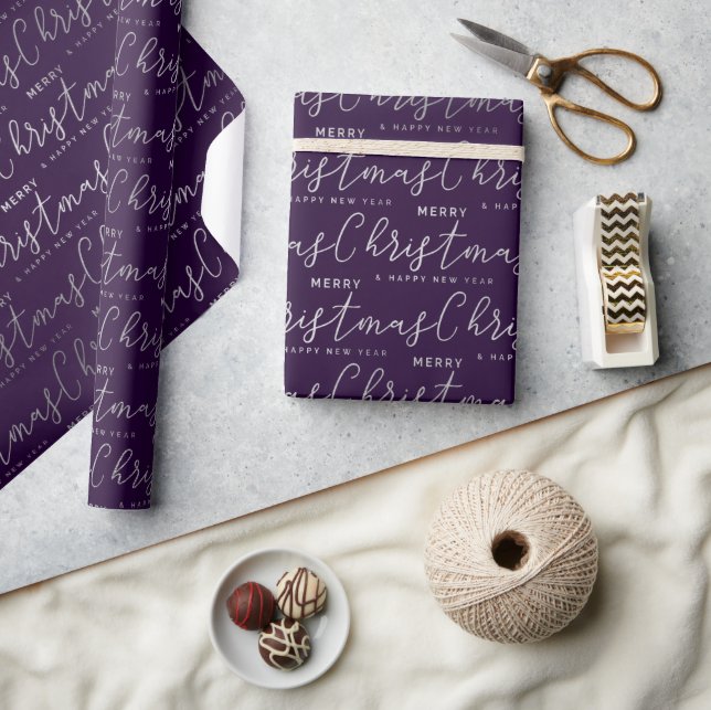 Eleganter Lila und silberner froher Weihnachtstext Geschenkpapier (Kunsthandwerk)