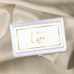 Eleganter Look & Gold Logo Chic Einfach Visitenkarten Dose<br><div class="desc">Zeigen Sie Ihre Visitenkarten stilvoll mit diesem eleganten,  weißen und goldenen Visitenkarten-Gehäuse in Imitat. Mit Platz für Ihr Logo auf weißem Hintergrund mit einem goldenen Farbrahmen. Ideal,  um Ihre Visitenkarten unterwegs zu speichern und zu pflegen.</div>