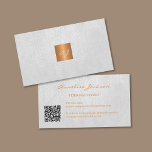 Eleganter Luxusgold-Monogramm QR-Code Visitenkarte<br><div class="desc">Klassische,  mit Monogramm Visitenkarte in Imitate mit weißem Leder-Look (PRINTED) mit Imitaten goldfarbenem Kupfer-Metallicsilber (auch PRINTED).               Einfach auf beiden Seiten mit Ihren Details und QR CODE personalisieren!             Geeignet für Berater,  persönliche Stylist,  Makeup-Künstler,  Friseur,  Salon-Manager,  Zuhause-Innenarchitekten oder Architekten,  Boutique-Besitzer,  Lifestyle-Blogger,  Künstler,  Luxusdienstleister berufliche Anbieter.</div>