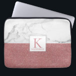 Eleganter Marmorrosa Glitzer Girly Monogram Laptopschutzhülle<br><div class="desc">Trendy Marble Blush Pink Glitzer Girly Monogram Laptop Schlauch Stilvoll und personalisiert! Behalt deinen Laptop-Safe in diesem stilvollen Gehäuse mit einem trendigen geometrischen Muster aus Marmor und rot-rosa Glitzer, mit einem Farbblock in der Mitte, der Platz für deinen Namen und deine Monogramm bietet! Leicht anpassbare Texte, Schriftart und Farben. Erstellt...</div>