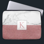 Eleganter Marmorrosa Glitzer Girly Monogram Laptopschutzhülle<br><div class="desc">Trendy Marble Blush Pink Glitzer Girly Monogram Laptop Schlauch Stilvoll und personalisiert! Behalt deinen Laptop-Safe in diesem stilvollen Gehäuse mit einem trendigen geometrischen Muster aus Marmor und rot-rosa Glitzer, mit einem Farbblock in der Mitte, der Platz für deinen Namen und deine Monogramm bietet! Leicht anpassbare Texte, Schriftart und Farben. Erstellt...</div>