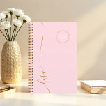 Eleganter Minimal-Anfangsbuchstaben Planer<br><div class="desc">Der Personalisierte Planer für die elegante Minimal Monogram Initials Script Name vereint Luxus und Funktionalität. Dieser wunderschön gestaltete Planer zeichnet sich durch eine saubere, minimale Ästhetik aus, die gewährleistet, dass Ihre Tagesplanung genauso stilvoll wie effizient ist. Egal, ob Sie bleibe bei der Arbeit sind, persönliche Ziele verfolgen oder wichtige Veranstaltungen...</div>