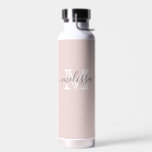 Eleganter Minimaler Name und Mit Monogramm benutze Trinkflasche<br><div class="desc">NewParkLane - Elegante minimalistische Wasserflasche in Rosa (benutzerdefinierte Farbe), mit für Ihren Namen und Monogramm in einer schicken und klassischen Typografie. Einfache Anpassung in Zazzle mit eigenem Text für ein personalisiertes Design. Alle Textstile, Farben und Größen können an Ihre Bedürfnisse angepasst werden. Die Hintergrundfarbe kann auch leicht geändert werden. Haben...</div>