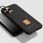 Eleganter mit Monogramm Name des  Drehbuchs aus sc Case-Mate iPhone 14 Pro Hülle<br><div class="desc">Das mit Monogramm iPhone-Gehäuse mit einem goldenen Imitat und einem eleganten schwarzen Leder-Look (DRUCKT,  NOT REAL LEATHER TEXTURE) ist ein trendiger Luxus.              Personalisiere es mit dem Namen der weißen Skriptsignatur und den Initialen des Monogramms.</div>