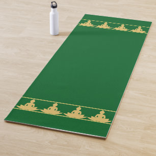 Eleganter, moderner goldener Buddha auf Waldgrün Yogamatte