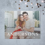Eleganter moderner Minimal | Weihnachts-Couple-Fot<br><div class="desc">Ein stilvolles, modernes Foto-Jigswa-Puzzle mit Ihrem Nachnamen in klassischer Typografie gepaart mit handgeschriebener Schrift in Weiß über Ihrem Foto in voller Größe. Ihr besonderes Foto wird in diesem einzigartigen, modernen und minimalen Design wunderschön aussehen. Ein elegantes, minimalistisches Design, das sich in dieser Weihnachtszeit von der Masse abhebt! Das abgebildete Bild...</div>