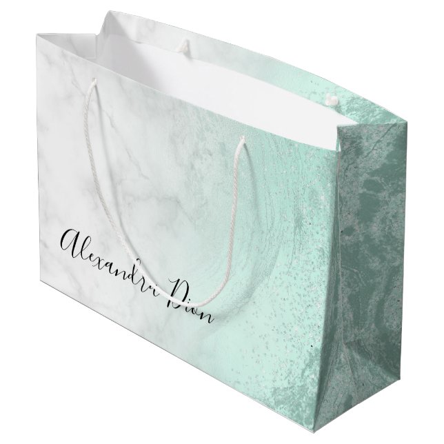 Eleganter, moderner, minzgrün Glitzer mit weißem M Große Geschenktüte (Rückseite Schrägansicht)