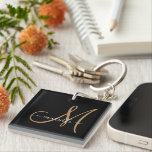 Eleganter Monogram Gold Black Schlüsselanhänger<br><div class="desc">Personalisierte Schlüsselkette mit einer goldenen Sans Serif und Namen auf schwarzem Hintergrund. Aus ultra-haltbarem Acryl und UV-beständig und wasserdicht. Moderne,  minimalistische Typografie. Klicken Sie auf "Anpassen Sie weiter,  um unser einfaches Design-Tool zu verwenden,  um einen anderen Initial-oder Name-Schriftart zu wählen.</div>