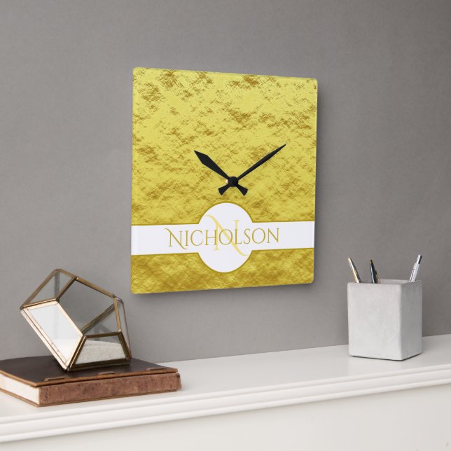 Eleganter Monogram Individuelle Name Gold Texture Quadratische Wanduhr (Büro)