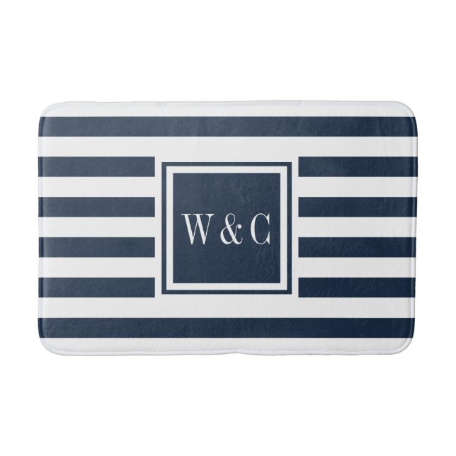 Eleganter Monogram Navy Blue White Strip Badematte (Vorderseite)