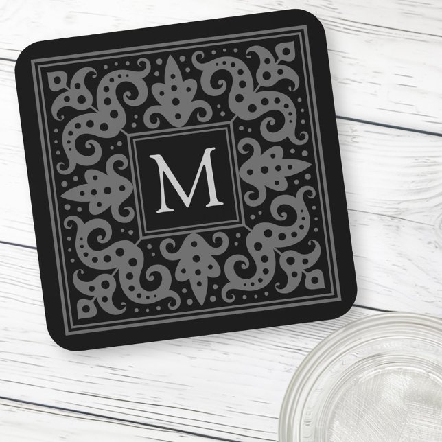 Eleganter Monogramm verzierter schwarz-grauer Anfa Getränkeuntersetzer (Elegant monogram initial black gray ornate border beverage coaster)
