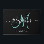 Eleganter Name der Aquamarinen Monogram-Skriptfami Fußmatte<br><div class="desc">Personalisiertes Schwarz-Weiß-Design und aquamarines Monogramm-Design mit Braut- und Bräutigam-Nachname und Hochzeitdatum auf schwarzem Hintergrund. Ein einzigartiges und großartiges Geschenk für Neuvermählte,  die eine neue Familie gründen. Gut für neues Haus zusammen. Passen Sie Ihren Namen,  Mono Anfangs- und Hochzeitstermin und Ihre Farben an. Elke Clarke©</div>