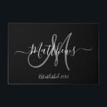 Eleganter Name der schwarzen grauen Monogramm-Skri Fußmatte<br><div class="desc">Personalisiertes Schwarz-Weiß-Grau-Monogramm-Design mit Braut- und Bräutigam-Nachname und Hochzeitstermin auf schwarzem Hintergrund. Ein einzigartiges und großartiges Geschenk für Neuankömmlinge,  die eine neue Familie gründen. Gut für neues Haus zusammen. Passen Sie mit Ihrem Namen,  Monogramm Anfangs- und Hochzeitstag und Farben an. Elke Clarke©</div>