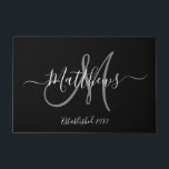 Eleganter Name der schwarzen grauen Monogramm-Skri Fußmatte<br><div class="desc">Personalisiertes Schwarz-Weiß-Grau-Monogramm-Design mit Braut- und Bräutigam-Nachname und Hochzeitstermin auf schwarzem Hintergrund. Ein einzigartiges und großartiges Geschenk für Neuankömmlinge,  die eine neue Familie gründen. Gut für neues Haus zusammen. Passen Sie mit Ihrem Namen,  Monogramm Anfangs- und Hochzeitstag und Farben an. Elke Clarke©</div>