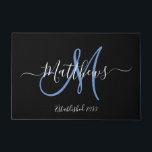 Eleganter Name der schwarzen Monogramm-Skriptfamil Fußmatte<br><div class="desc">DIY Personalisiertes Schwarz-Weiß und Blau Monogramm Design mit Braut und Bräutigam Nachname und Hochzeitstermin auf einem schwarzen Hintergrund. Ein einzigartiges und großartiges Geschenk für Neuankömmlinge,  die eine neue Familie gründen. Gut für neues Haus zusammen. Passen Sie mit Ihrem Namen,  Monogramm Anfangs- und Hochzeitstag und Farben an. Elke Clarke©</div>