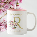 Eleganter Name des Floral Gold Pink, benutzerdefin Zweifarbige Tasse<br><div class="desc">Einzigartig und Atemberaubend - wunderschöne Blüte gegen ein zweifarbiges Monogramm-Initial mit personalisiertem Namen unten. Eine wunderschöne Blume mit rosa und goldfarbenem Buchstaben mit sanften Farbtönen. Es wird sicherlich jemanden glücklicher machen.. wenn Sie irgendwelche Design-Hilfe oder eine spezielle Anfrage benötigen, schicken Sie uns einfach einen Chat und wir machen es für...</div>