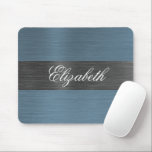 Eleganter Name des roten, gebürsteten Metalls Mousepad<br><div class="desc">Ein klassisch marineblaues,  blau gebürstetes Metallmauspad mit eleganter Skriptpersonalisierung. Koordiniert mit anderen Bürobedarf einschließlich Bindemitteln,  Notebooks und Stiften. Entworfen für Sie von BlackBerry Boulevard.</div>