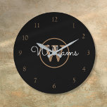Eleganter Name für das Schwarze Gold Monogram Scri Große Wanduhr<br><div class="desc">Klassische Wanduhr aus schwarz und gold monogramm. Sie können den Namen,  das Monogramm personalisieren und den Schriftart und die Farben anpassen,  um Ihr eigenes einzigartiges Design zu erstellen. Entwickelt von Thisisnotme©</div>