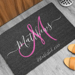 Eleganter Name für schwarz rosa Monogramm-Skriptfa Fußmatte<br><div class="desc">DIY Personalisiert Schwarz-Weiß und Rosa Monogramm Design mit Braut und Bräutigam Nachnamen und Hochzeitdatum auf schwarzem Hintergrund. Ein einzigartiges und großartiges Geschenk für Neuvermählte,  die eine neue Familie gründen. Gut für neues Haus zusammen. Passen Sie Ihren Namen,  Mono Anfangs- und Hochzeitstermin und Ihre Farben an. Elke Clarke©</div>