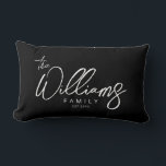 Eleganter Name für Skriptfamilie Lendenkissen<br><div class="desc">Elegantes Signaturskript Personalisierter Familienname Drehkissen. Individuelle Name einfache klassische kalligraphische Typografie Design.</div>