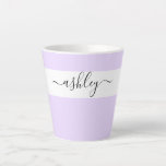 Eleganter Name in Script Typografie Lavender Milchtasse<br><div class="desc">Personalisierte latte Tasse mit eleganter Schrift-Typografie und minimalistischem Design. Die Vorlage ist Set für Sie,  um Ihren Namen in Schwarz-Weiß hinzuzufügen. Ein modernes,  einfaches und trendiges Design in hübscher Lavendellila oder,  wenn Sie es vorziehen,  können Sie die Hintergrundfarbe ändern. (wenn Sie Hilfe benötigen).</div>