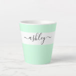 Eleganter Name in Script Typografie Mint Green Milchtasse<br><div class="desc">Personalisierte latte Tasse mit eleganter Schrift-Typografie und minimalistischem Design. Die Vorlage ist Set für Sie,  um Ihren Namen in Schwarz-Weiß hinzuzufügen. Ein modernes,  einfaches und trendiges Design in hübschem Minzgrün oder,  wenn Sie es bevorzugen,  können Sie die Hintergrundfarbe ändern. (wenn Sie Hilfe benötigen).</div>