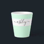 Eleganter Name in Script Typografie Mint Green Milchtasse<br><div class="desc">Personalisierte latte Tasse mit eleganter Schrift-Typografie und minimalistischem Design. Die Vorlage ist Set für Sie,  um Ihren Namen in Schwarz-Weiß hinzuzufügen. Ein modernes,  einfaches und trendiges Design in hübschem Minzgrün oder,  wenn Sie es bevorzugen,  können Sie die Hintergrundfarbe ändern. (wenn Sie Hilfe benötigen).</div>