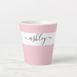 Eleganter Name in Script Typografie Pink Milchtasse<br><div class="desc">Personalisierte latte Tasse mit eleganter Schrift-Typografie und minimalistischem Design. Die Vorlage ist Set für Sie,  um Ihren Namen in Schwarz-Weiß hinzuzufügen. Ein modernes,  einfaches und trendiges Design in griechisch-rosa oder,  wenn Sie bevorzugen,  können Sie die Hintergrundfarbe ändern. (wenn Sie Hilfe benötigen).</div>