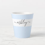 Eleganter Name in Script Typografy Powder Blue Milchtasse<br><div class="desc">Personalisierte latte Tasse mit eleganter Schrift-Typografie und minimalistischem Design. Die Vorlage ist Set für Sie,  um Ihren Namen in Schwarz-Weiß hinzuzufügen. Ein modernes,  einfaches und trendiges Design in hübschem Pulverblau oder,  wenn Sie es bevorzugen,  können Sie die Hintergrundfarbe ändern. (wenn Sie Hilfe benötigen).</div>