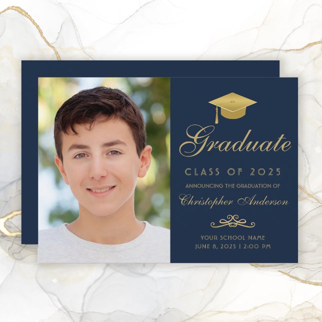 Eleganter Navy Blue Gold Script Cap Foto Abschluss Ankündigung (Elegant Navy Blue and Gold Photo Graduation Announcement for boys.)
