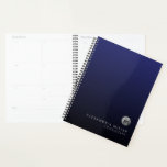 Eleganter Navy Blue Silver Termin Buchplaner Planer<br><div class="desc">Eleganter Luxus gebürstet Metallic Silver Monogram Medallion Titel Custom Text Navy Blue Hintergrund Termination Book Planner</div>