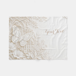 Eleganter Papercut Schmetterling mit Blumenrahmen Fleecedecke
