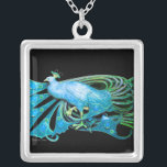 ELEGANTER PEACOCK IN BLAU TURQUE UND SCHWARZ VERSILBERTE KETTE<br><div class="desc">Farbiges und elegantes Design mit leuchtenden 3D-Edelsteinen Digitales Grafikdesign von Bulgan Lumini . Teil aus der neuen Kollektion ARCADIA .</div>