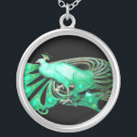 ELEGANTER PEACOCK IN GRÜN UND SCHWARZ VERSILBERTE KETTE<br><div class="desc">Farbiges und elegantes Design mit leuchtenden 3D-Edelsteinen Digitales Grafikdesign von Bulgan Lumini . Teil aus der neuen Kollektion ARCADIA .</div>