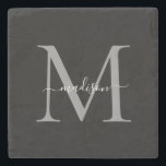 Eleganter Personalisierter Monogramm- und Name-Sto Steinuntersetzer<br><div class="desc">Fügen Sie Ihrer Zuhause mit diesem eleganten, Personalisierten Mongram Script Name Stone Untersetzer eine Touch der Raffinesse hinzu. Dieser Untersetzer ist perfekt für jeden Anlass geeignet und vereint Funktionalität mit einem personalisierten Flair, was ihn zu einer wunderschönen Ergänzung zu Ihrem Kaffeetisch, Ihrer Bar oder Ihrem Bürobereich macht. Es ist aus...</div>